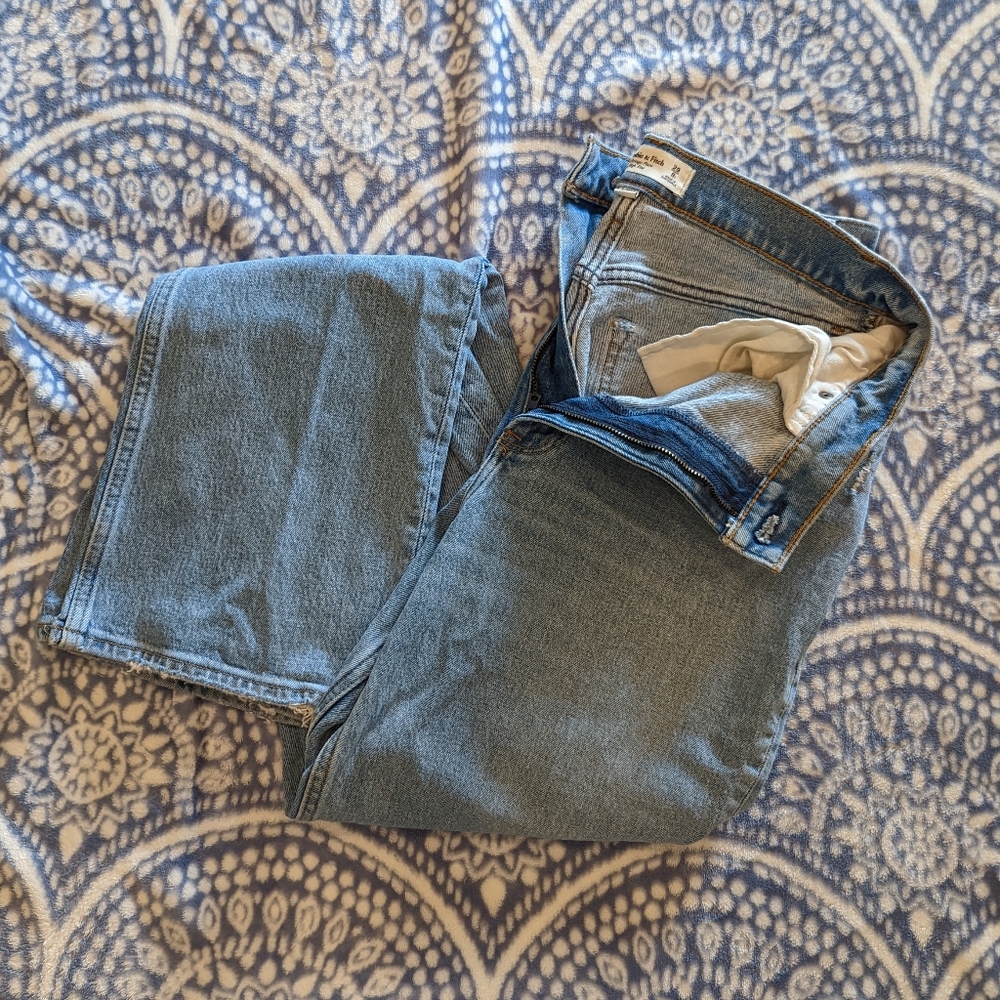 A&F 29L Curve Love Flare Jeans